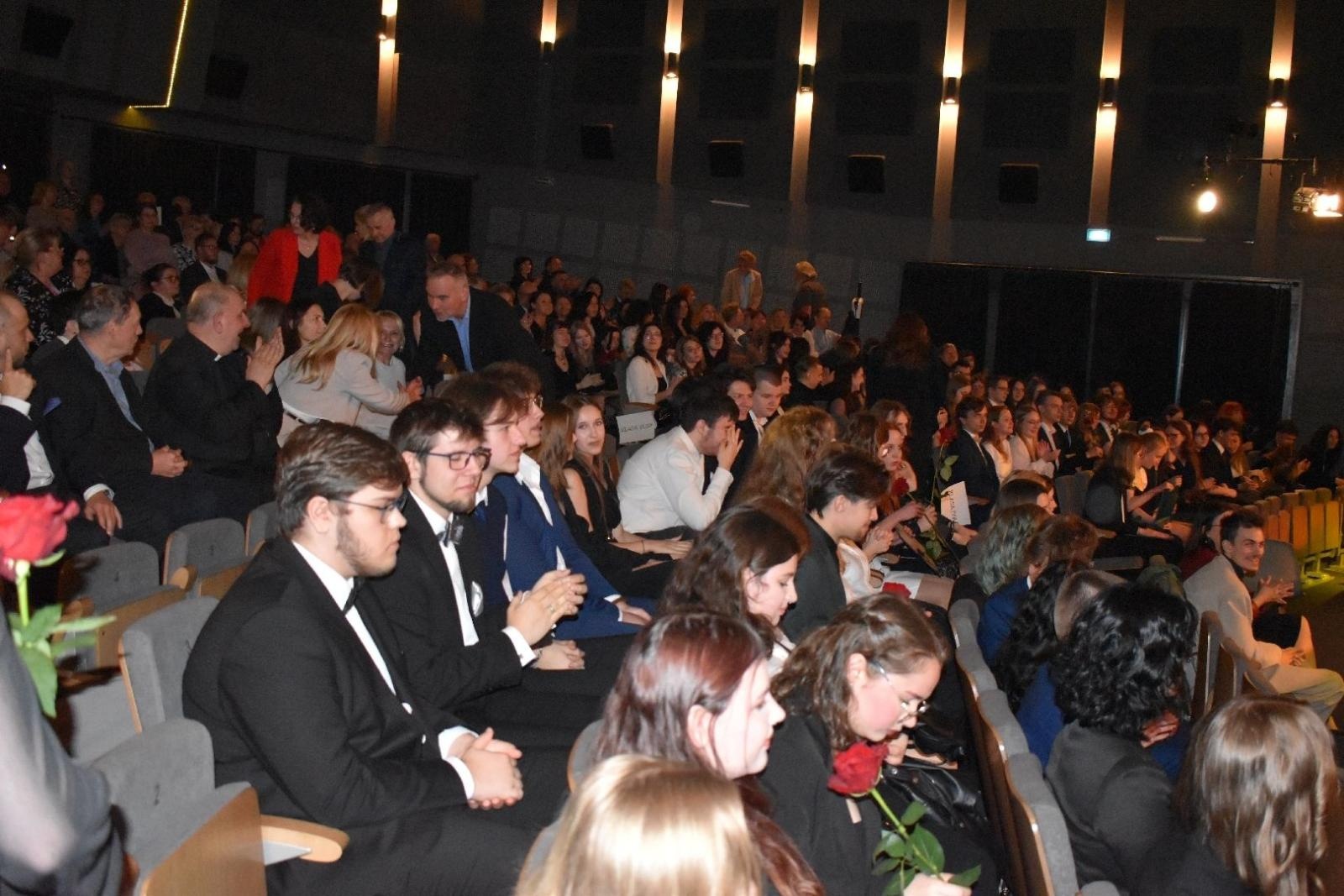 Zdjęcie w galerii na portalu naszwodzislaw.com: Maturzyści powiatowych szkół odebrali świadectwa [FOTO] wiadomości z regionu