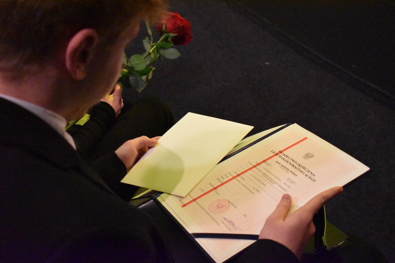 Zdjęcie w galerii na portalu naszwodzislaw.com: Maturzyści powiatowych szkół odebrali świadectwa [FOTO] wiadomości z regionu