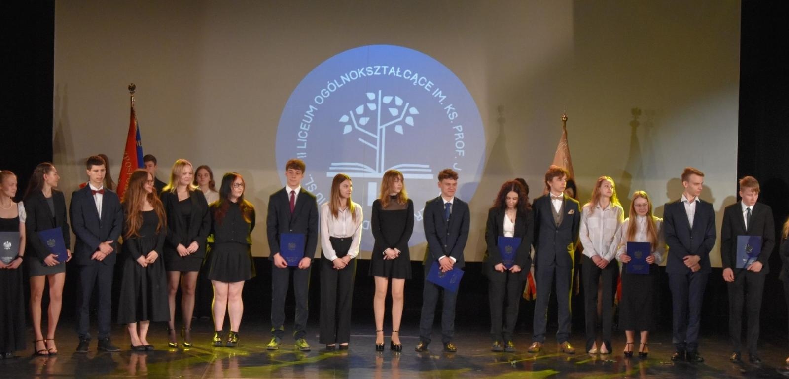 Zdjęcie w galerii na portalu naszwodzislaw.com: Maturzyści powiatowych szkół odebrali świadectwa [FOTO] wiadomości z regionu