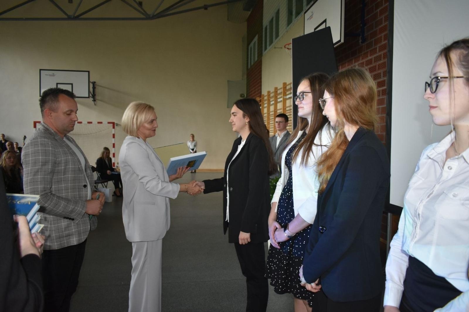 Zdjęcie w galerii na portalu naszwodzislaw.com: Maturzyści powiatowych szkół odebrali świadectwa [FOTO] wiadomości z regionu