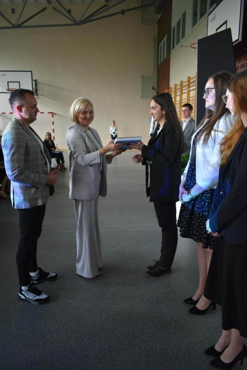 Zdjęcie w galerii na portalu naszwodzislaw.com: Maturzyści powiatowych szkół odebrali świadectwa [FOTO] wiadomości z regionu