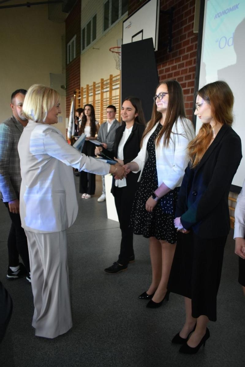 Zdjęcie w galerii na portalu naszwodzislaw.com: Maturzyści powiatowych szkół odebrali świadectwa [FOTO] wiadomości z regionu