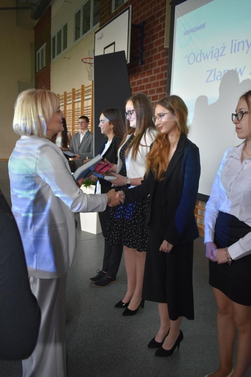 Zdjęcie w galerii na portalu naszwodzislaw.com: Maturzyści powiatowych szkół odebrali świadectwa [FOTO] wiadomości z regionu