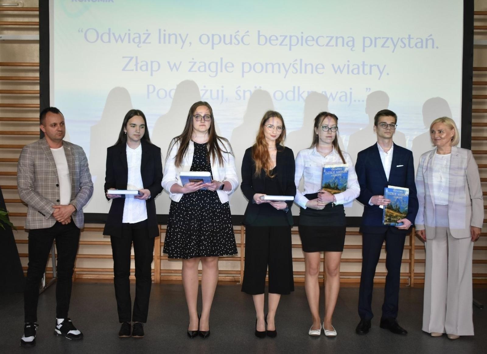 Zdjęcie w galerii na portalu naszwodzislaw.com: Maturzyści powiatowych szkół odebrali świadectwa [FOTO] wiadomości z regionu