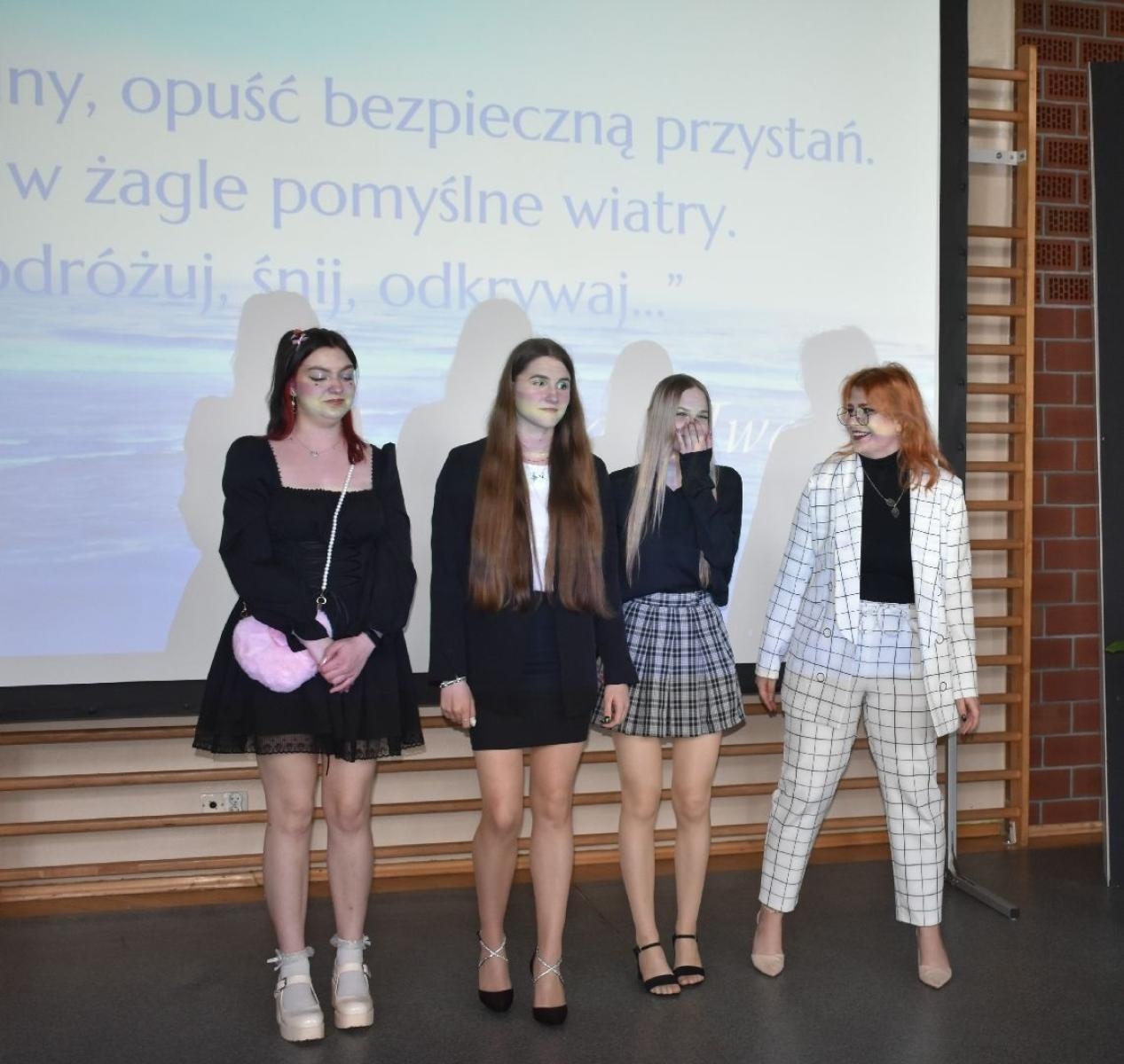 Zdjęcie w galerii na portalu naszwodzislaw.com: Maturzyści powiatowych szkół odebrali świadectwa [FOTO] wiadomości z regionu