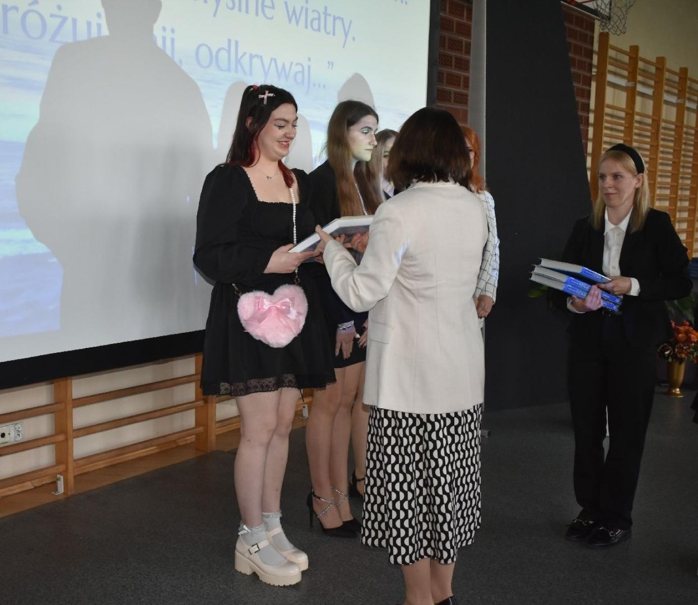 Zdjęcie w galerii na portalu naszwodzislaw.com: Maturzyści powiatowych szkół odebrali świadectwa [FOTO] wiadomości z regionu