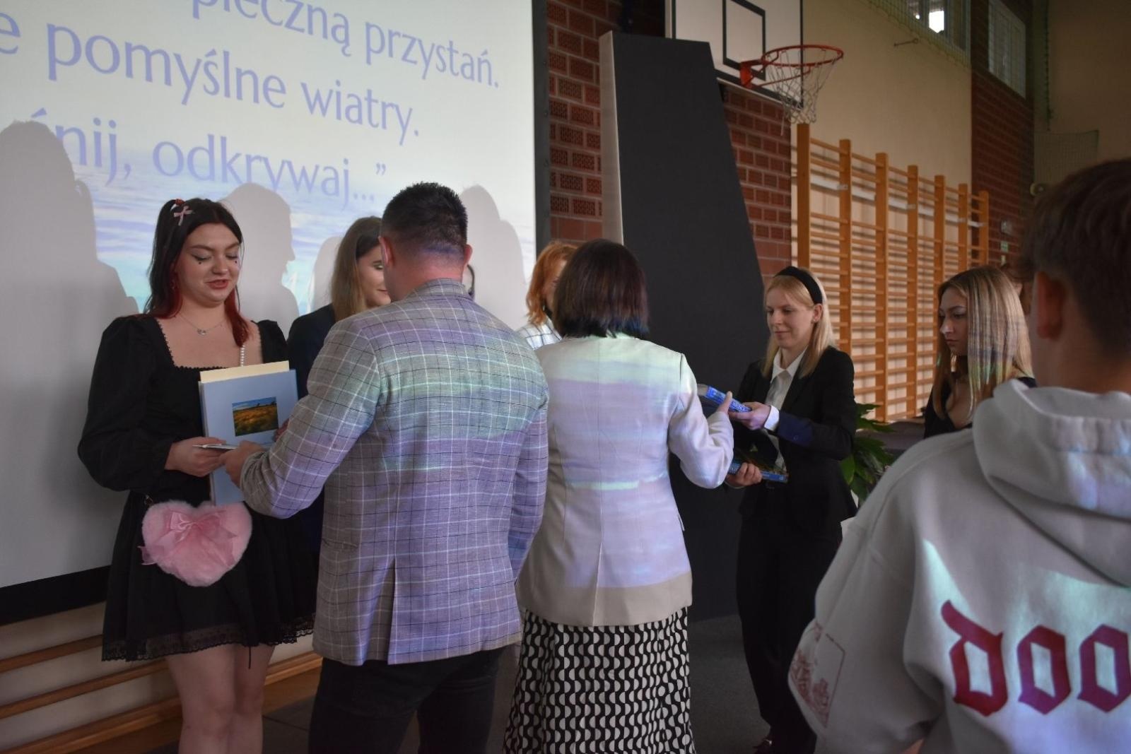 Zdjęcie w galerii na portalu naszwodzislaw.com: Maturzyści powiatowych szkół odebrali świadectwa [FOTO] wiadomości z regionu