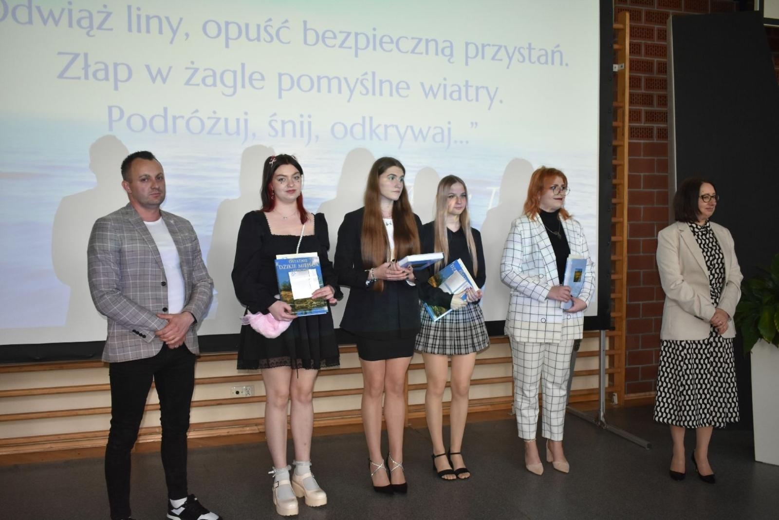 Zdjęcie w galerii na portalu naszwodzislaw.com: Maturzyści powiatowych szkół odebrali świadectwa [FOTO] wiadomości z regionu