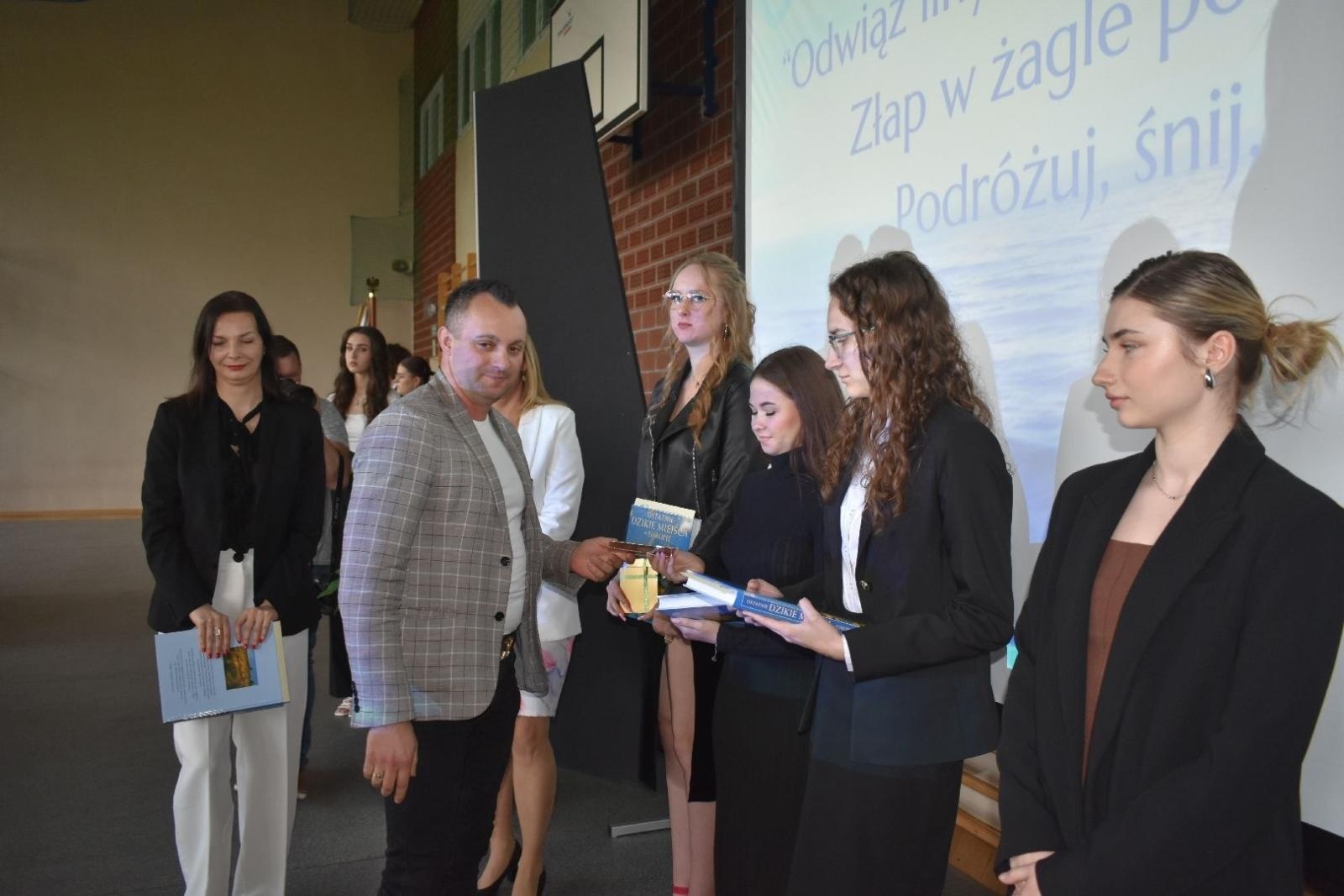 Zdjęcie w galerii na portalu naszwodzislaw.com: Maturzyści powiatowych szkół odebrali świadectwa [FOTO] wiadomości z regionu