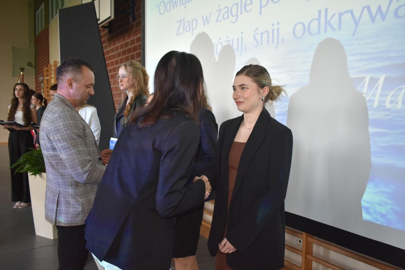 Zdjęcie w galerii na portalu naszwodzislaw.com: Maturzyści powiatowych szkół odebrali świadectwa [FOTO] wiadomości z regionu