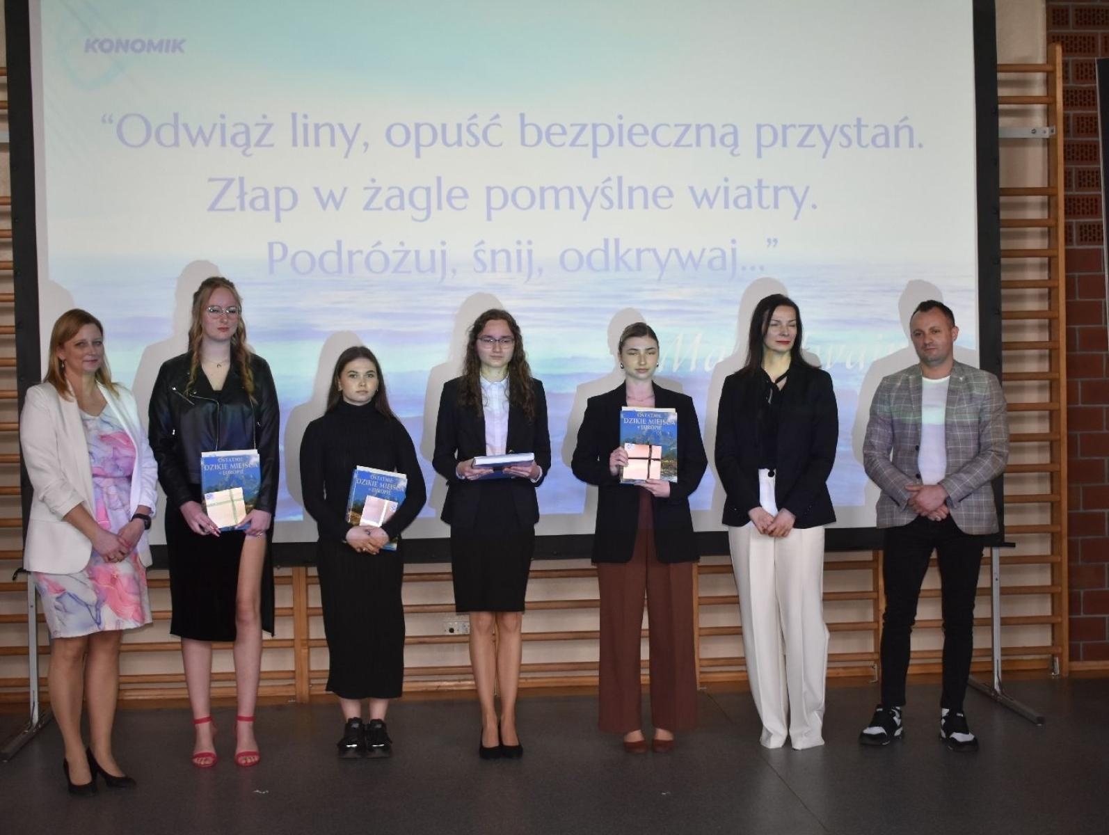 Zdjęcie w galerii na portalu naszwodzislaw.com: Maturzyści powiatowych szkół odebrali świadectwa [FOTO] wiadomości z regionu