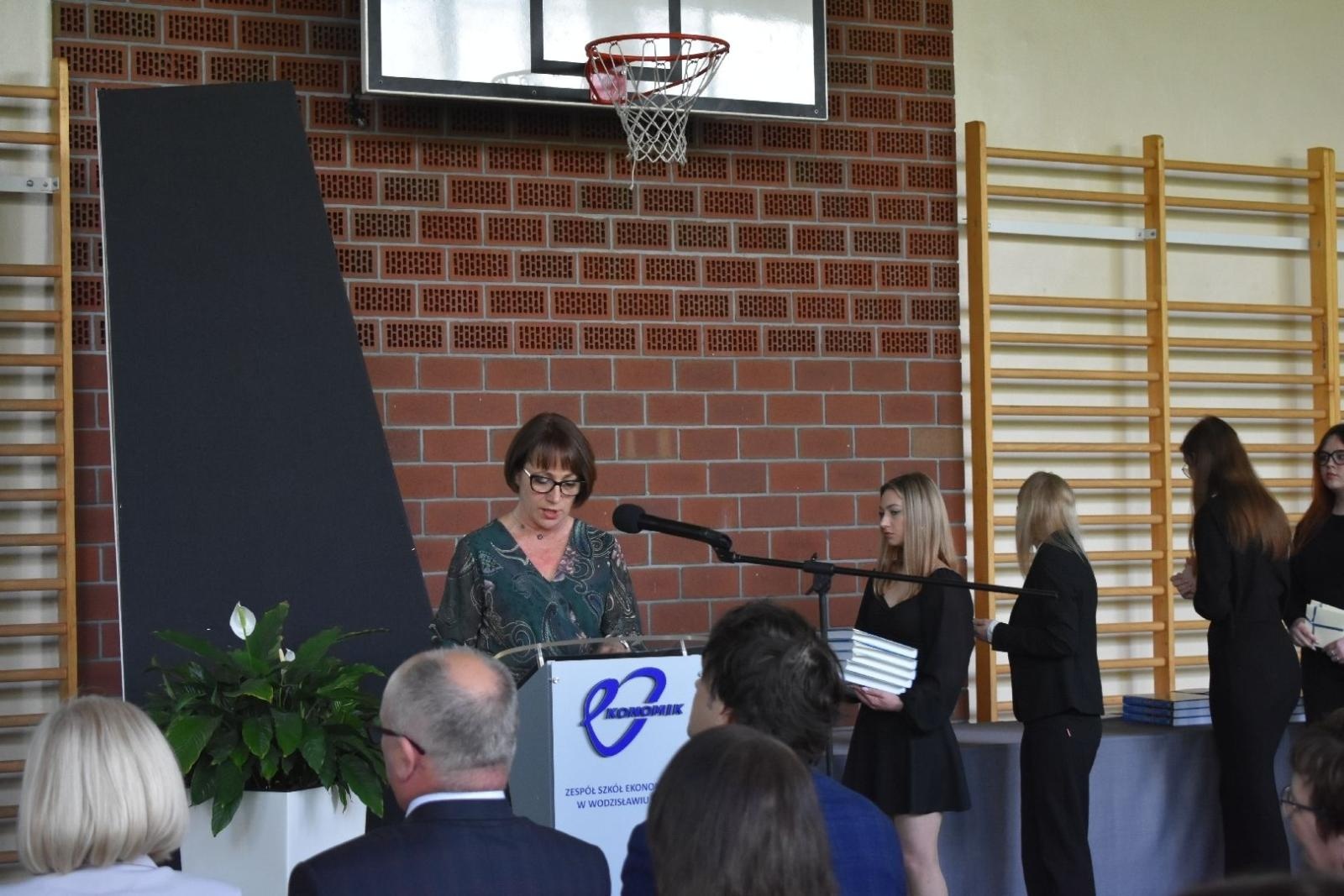 Zdjęcie w galerii na portalu naszwodzislaw.com: Maturzyści powiatowych szkół odebrali świadectwa [FOTO] wiadomości z regionu