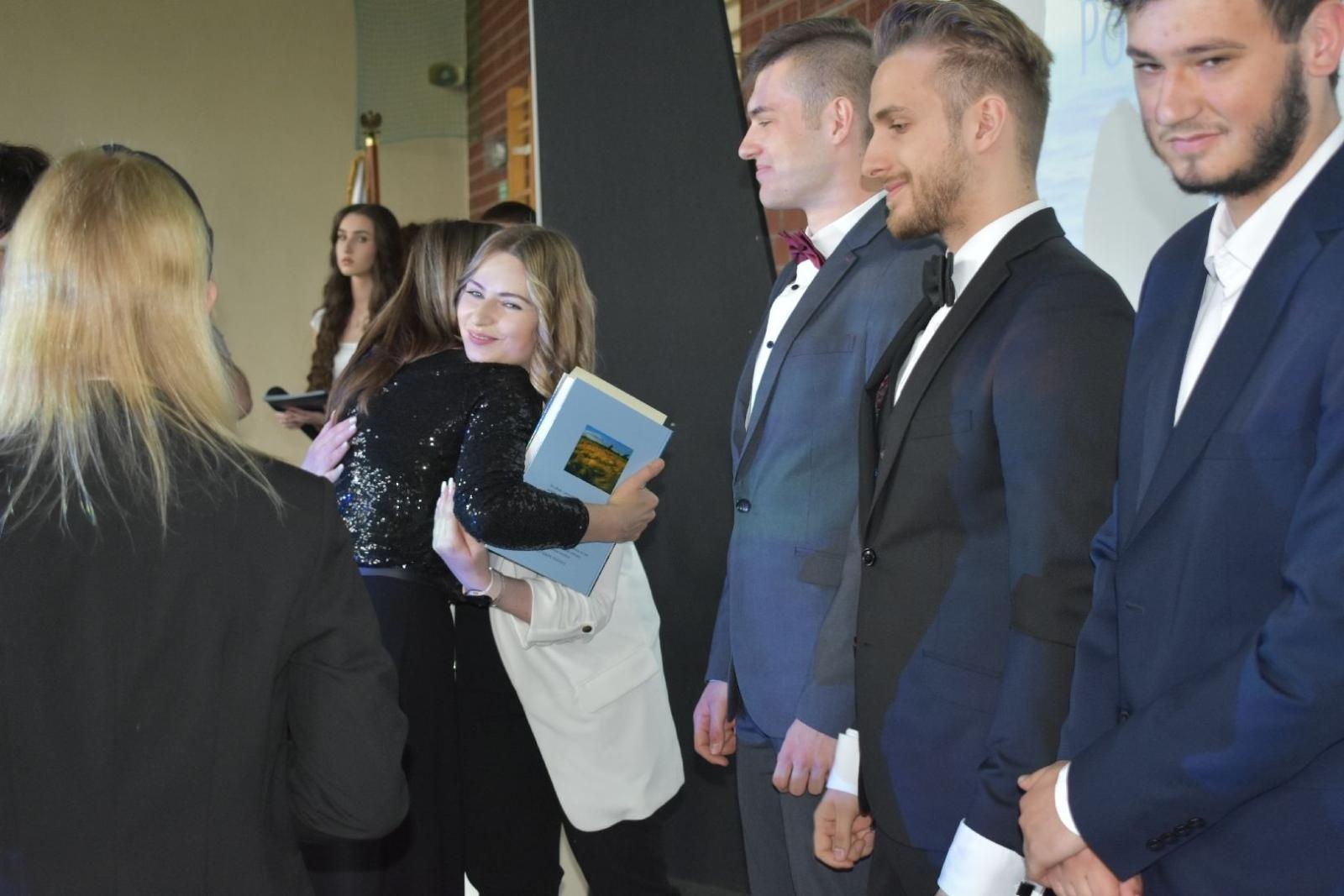 Zdjęcie w galerii na portalu naszwodzislaw.com: Maturzyści powiatowych szkół odebrali świadectwa [FOTO] wiadomości z regionu