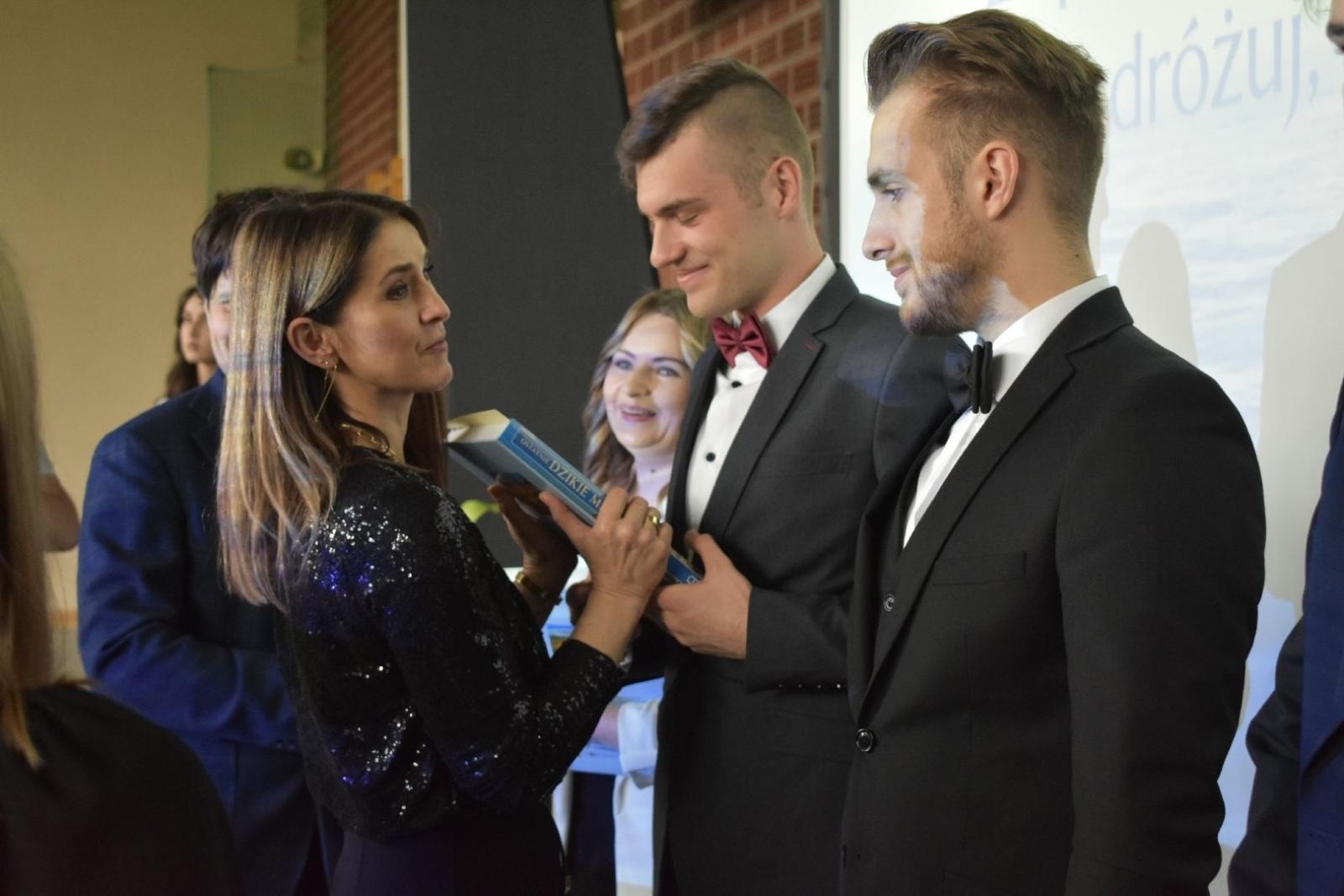 Zdjęcie w galerii na portalu naszwodzislaw.com: Maturzyści powiatowych szkół odebrali świadectwa [FOTO] wiadomości z regionu