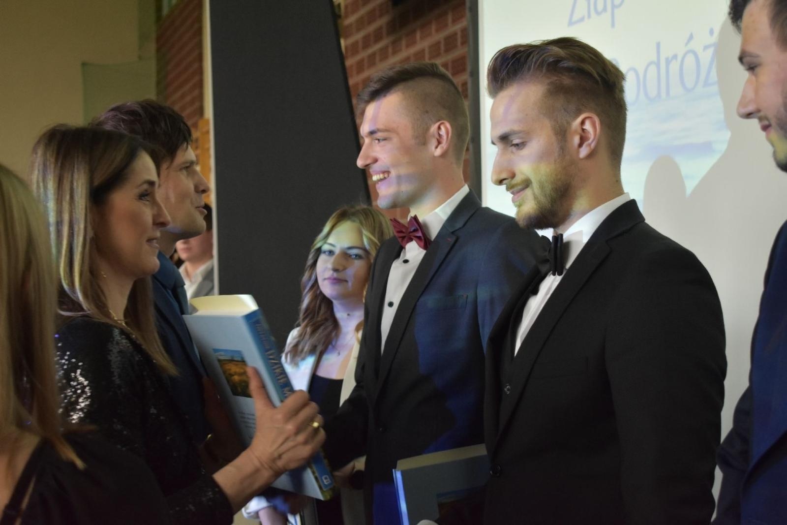 Zdjęcie w galerii na portalu naszwodzislaw.com: Maturzyści powiatowych szkół odebrali świadectwa [FOTO] wiadomości z regionu