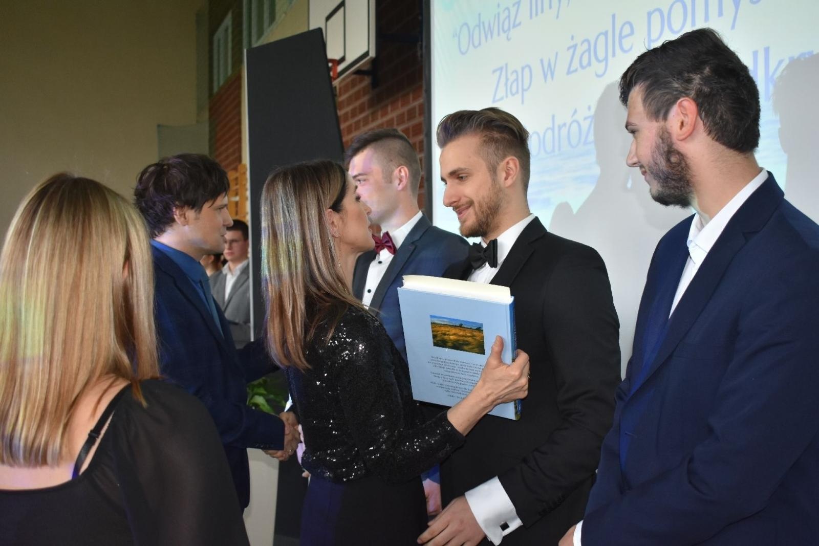 Zdjęcie w galerii na portalu naszwodzislaw.com: Maturzyści powiatowych szkół odebrali świadectwa [FOTO] wiadomości z regionu