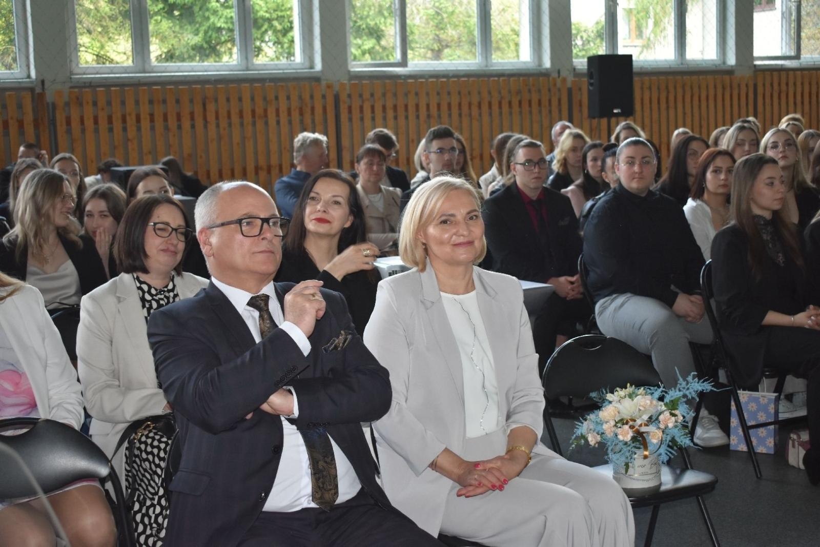 Zdjęcie w galerii na portalu naszwodzislaw.com: Maturzyści powiatowych szkół odebrali świadectwa [FOTO] wiadomości z regionu