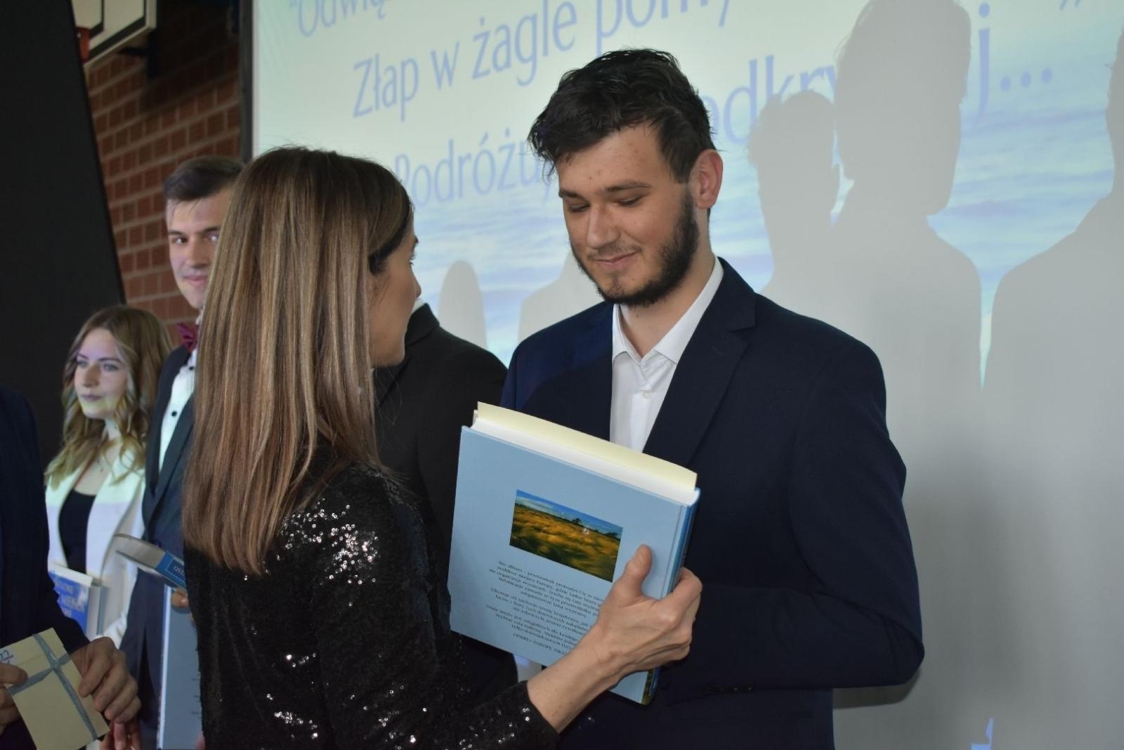 Zdjęcie w galerii na portalu naszwodzislaw.com: Maturzyści powiatowych szkół odebrali świadectwa [FOTO] wiadomości z regionu