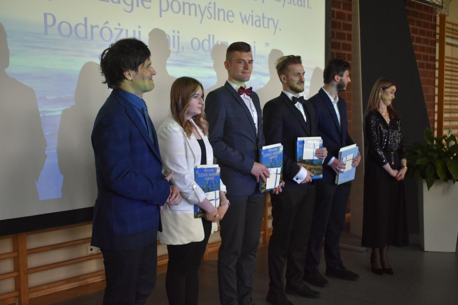 Zdjęcie w galerii na portalu naszwodzislaw.com: Maturzyści powiatowych szkół odebrali świadectwa [FOTO] wiadomości z regionu