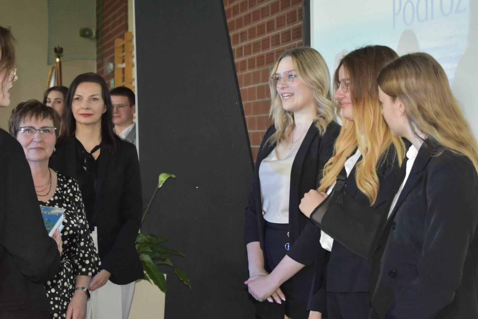 Zdjęcie w galerii na portalu naszwodzislaw.com: Maturzyści powiatowych szkół odebrali świadectwa [FOTO] wiadomości z regionu