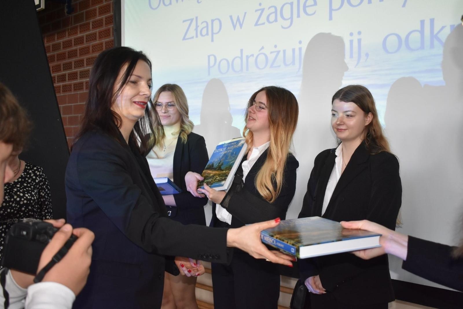 Zdjęcie w galerii na portalu naszwodzislaw.com: Maturzyści powiatowych szkół odebrali świadectwa [FOTO] wiadomości z regionu