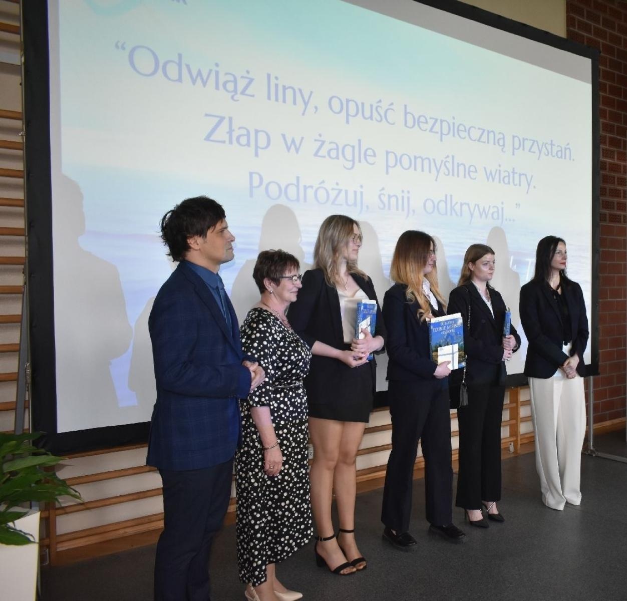 Zdjęcie w galerii na portalu naszwodzislaw.com: Maturzyści powiatowych szkół odebrali świadectwa [FOTO] wiadomości z regionu