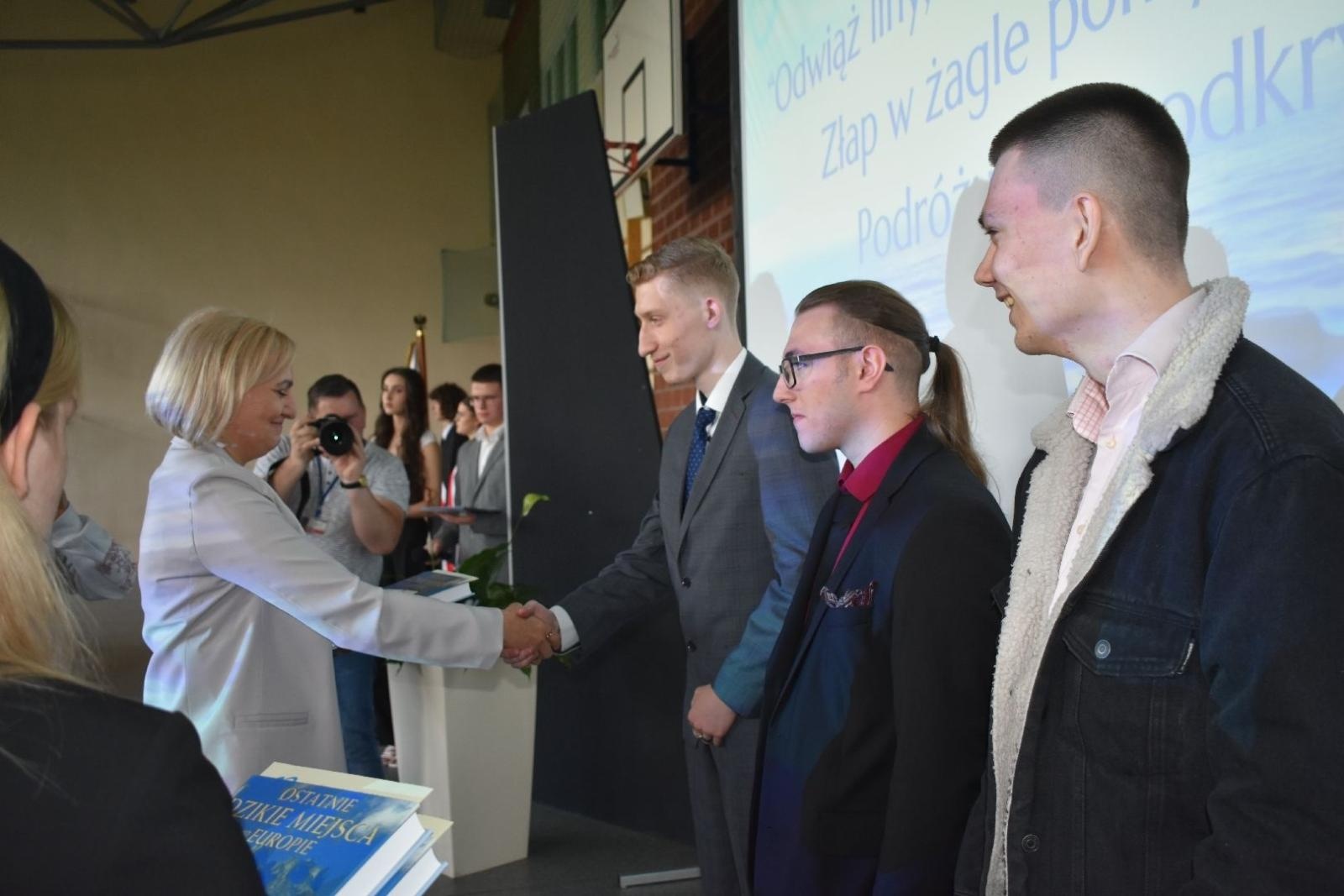 Zdjęcie w galerii na portalu naszwodzislaw.com: Maturzyści powiatowych szkół odebrali świadectwa [FOTO] wiadomości z regionu