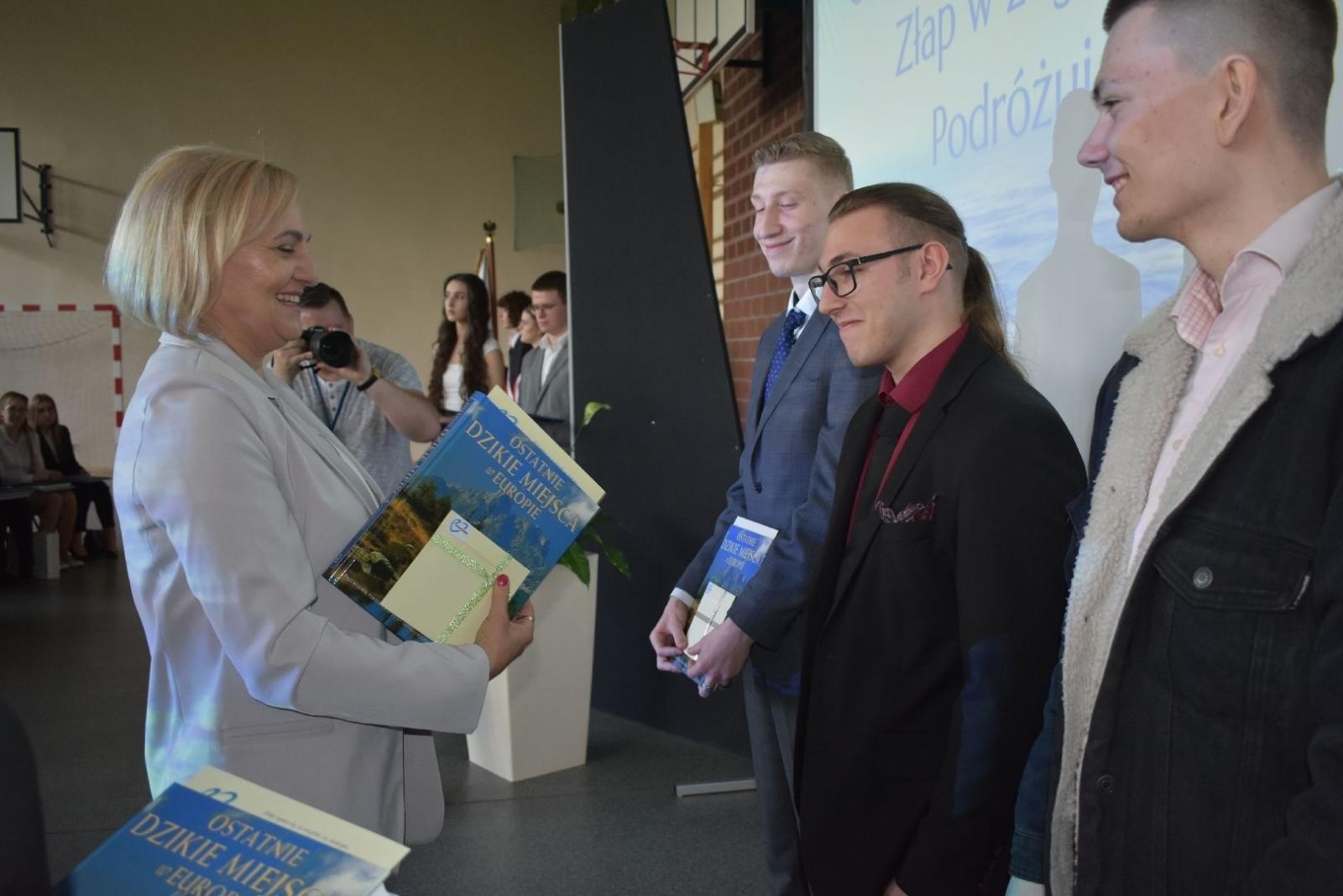 Zdjęcie w galerii na portalu naszwodzislaw.com: Maturzyści powiatowych szkół odebrali świadectwa [FOTO] wiadomości z regionu