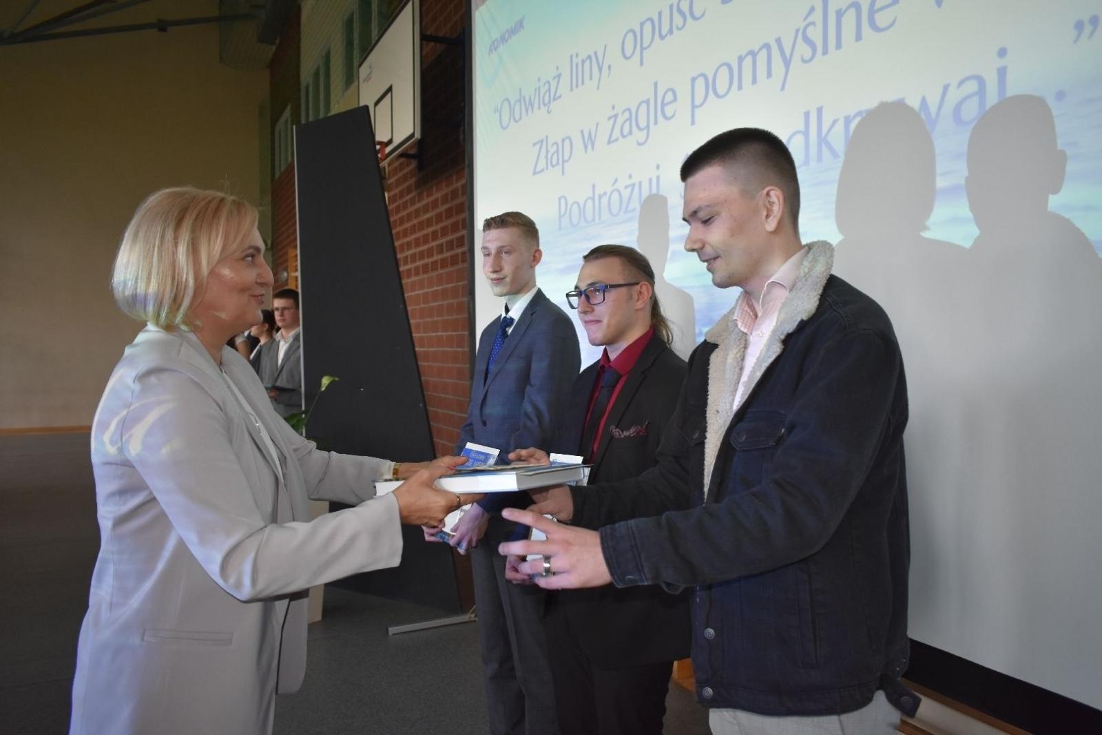 Zdjęcie w galerii na portalu naszwodzislaw.com: Maturzyści powiatowych szkół odebrali świadectwa [FOTO] wiadomości z regionu