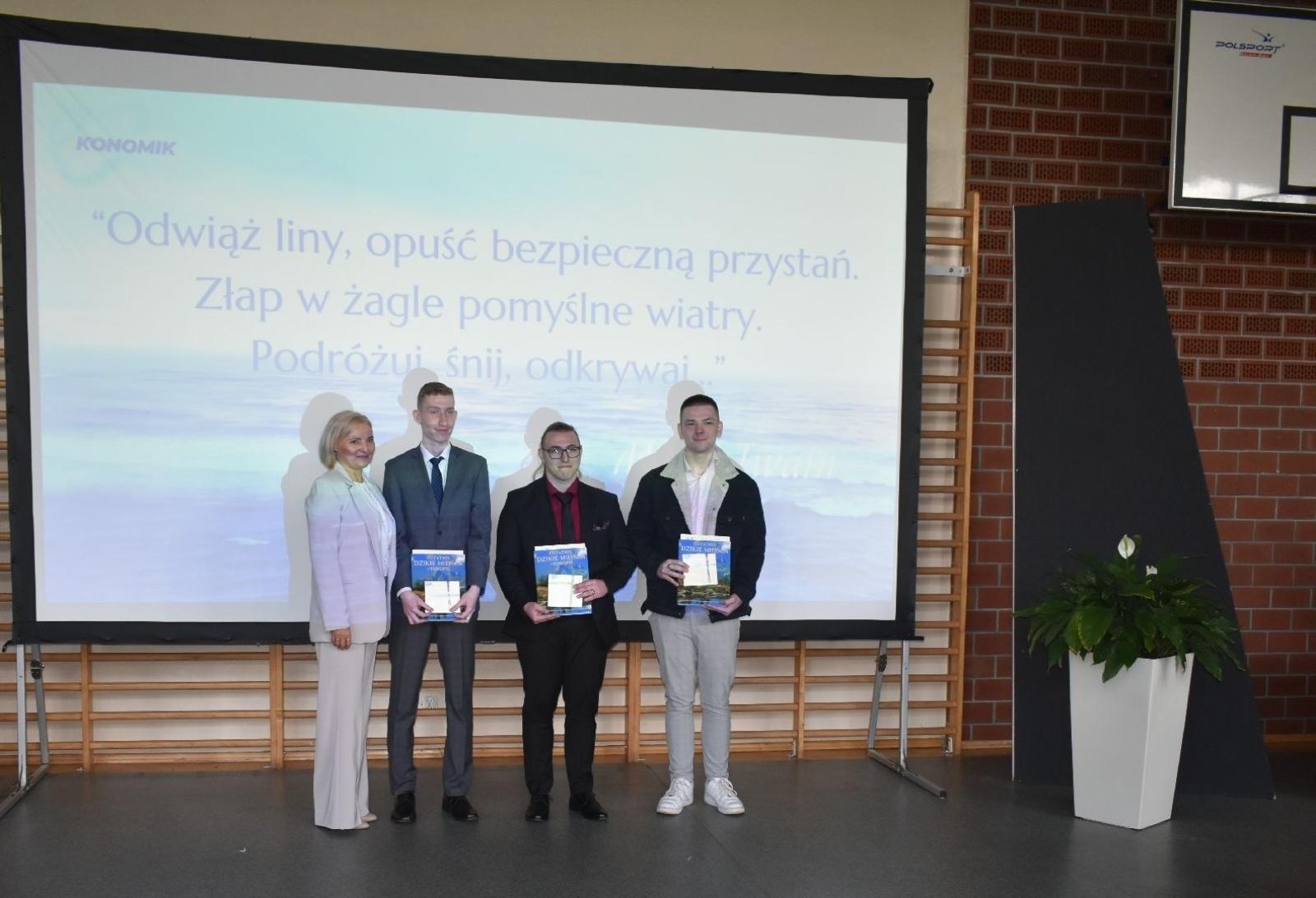 Zdjęcie w galerii na portalu naszwodzislaw.com: Maturzyści powiatowych szkół odebrali świadectwa [FOTO] wiadomości z regionu