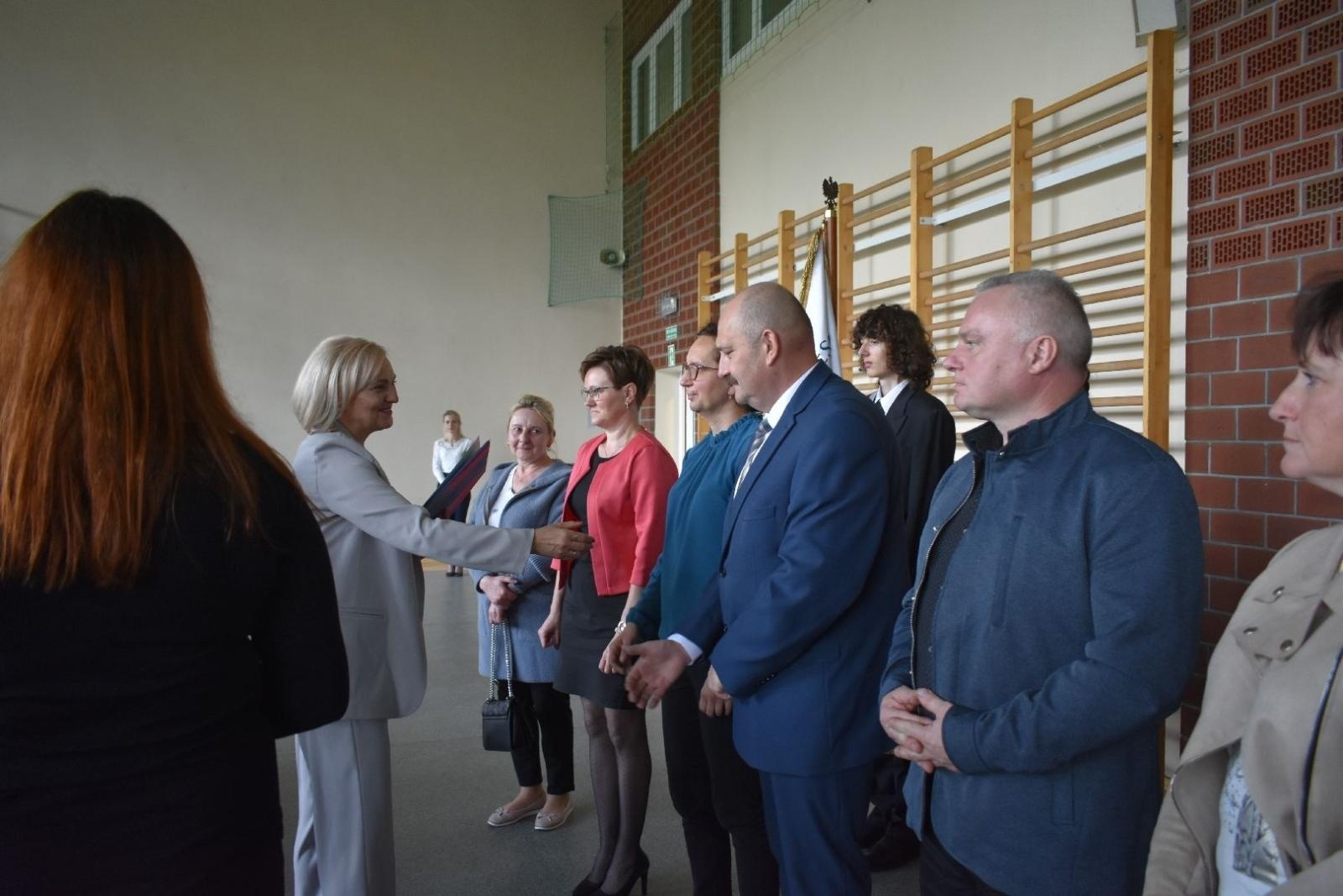 Zdjęcie w galerii na portalu naszwodzislaw.com: Maturzyści powiatowych szkół odebrali świadectwa [FOTO] wiadomości z regionu