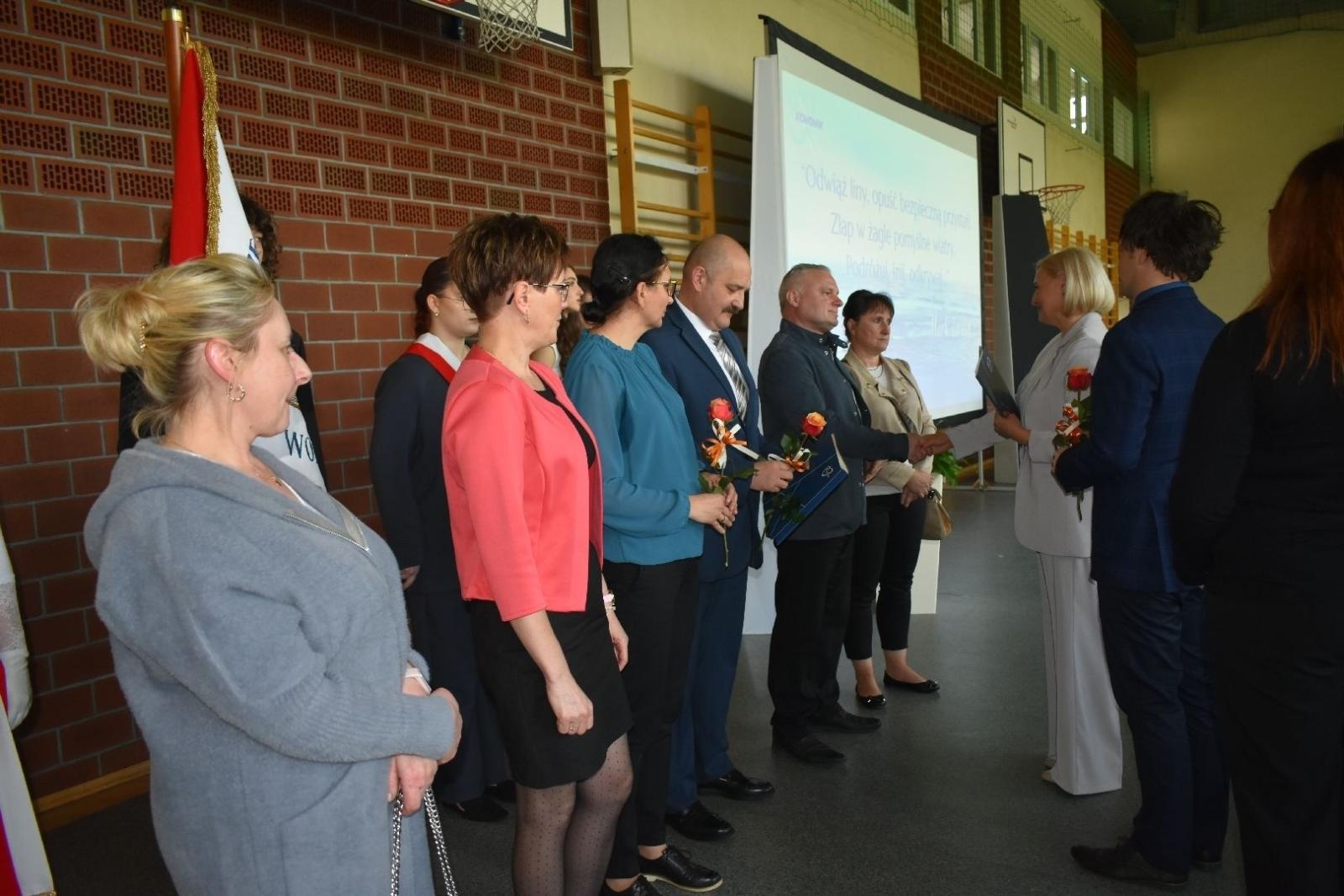 Zdjęcie w galerii na portalu naszwodzislaw.com: Maturzyści powiatowych szkół odebrali świadectwa [FOTO] wiadomości z regionu