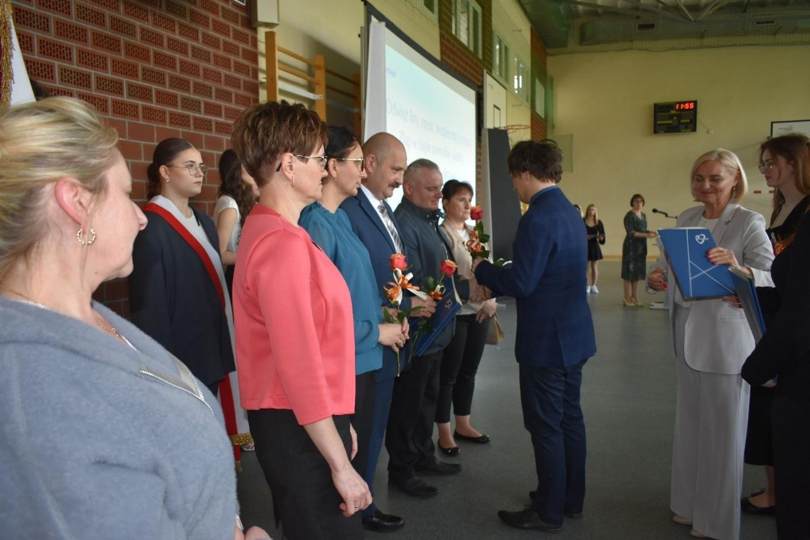 Zdjęcie w galerii na portalu naszwodzislaw.com: Maturzyści powiatowych szkół odebrali świadectwa [FOTO] wiadomości z regionu