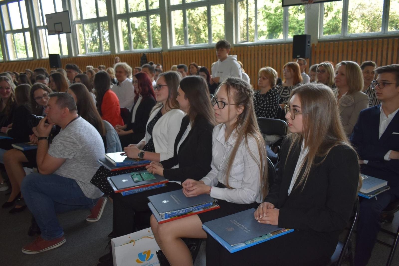 Zdjęcie w galerii na portalu naszwodzislaw.com: Maturzyści powiatowych szkół odebrali świadectwa [FOTO] wiadomości z regionu