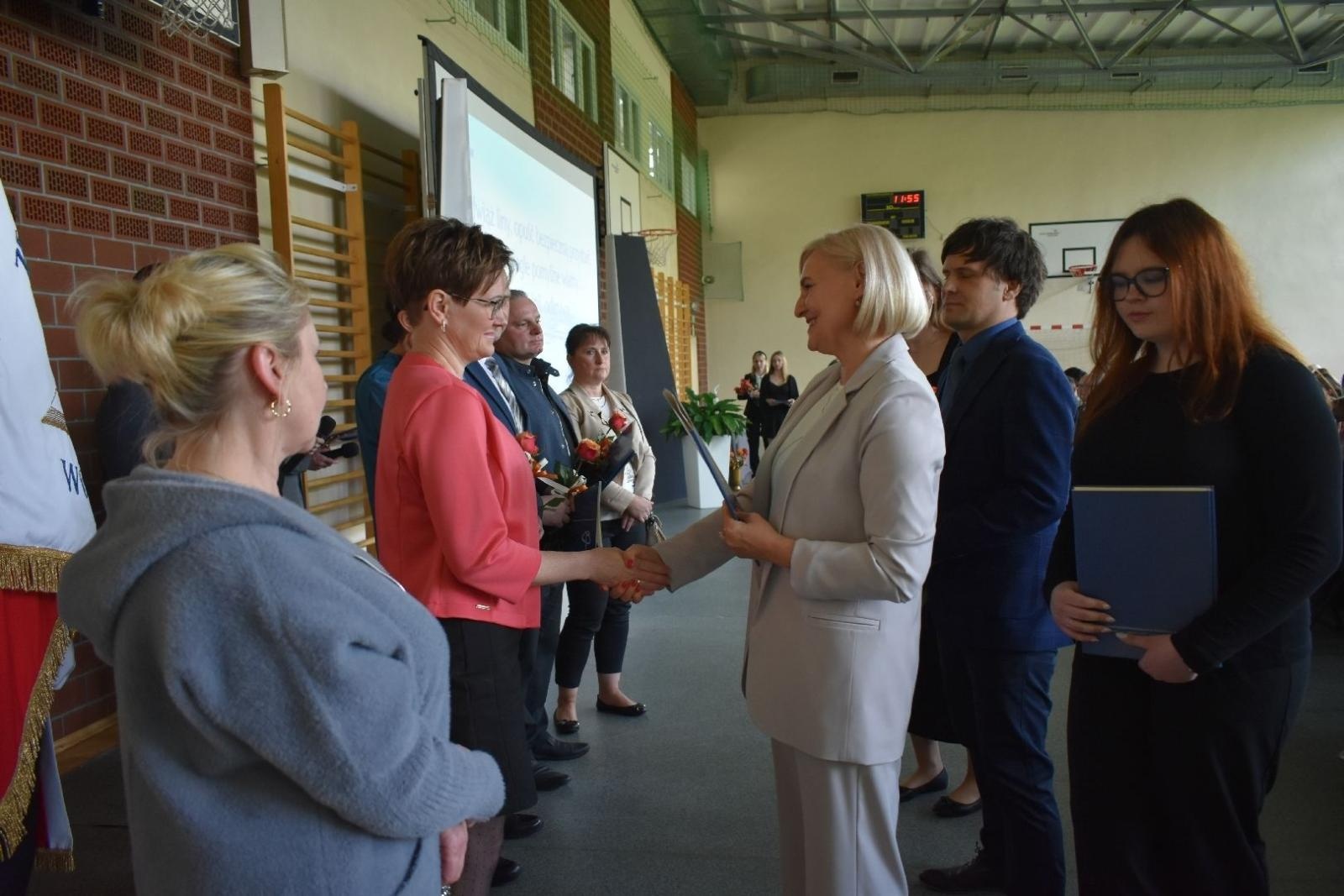 Zdjęcie w galerii na portalu naszwodzislaw.com: Maturzyści powiatowych szkół odebrali świadectwa [FOTO] wiadomości z regionu