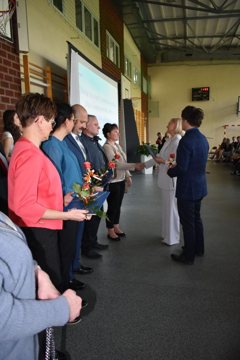 Zdjęcie w galerii na portalu naszwodzislaw.com: Maturzyści powiatowych szkół odebrali świadectwa [FOTO] wiadomości z regionu