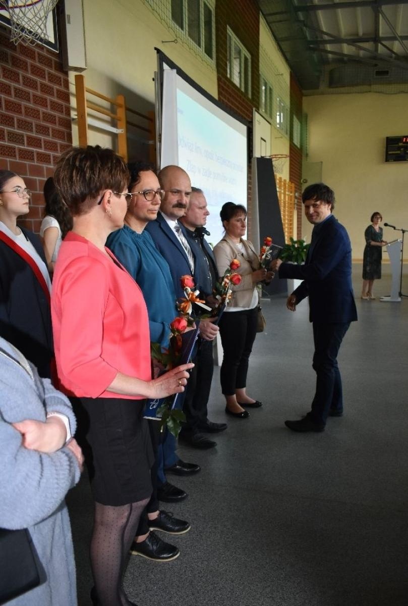 Zdjęcie w galerii na portalu naszwodzislaw.com: Maturzyści powiatowych szkół odebrali świadectwa [FOTO] wiadomości z regionu