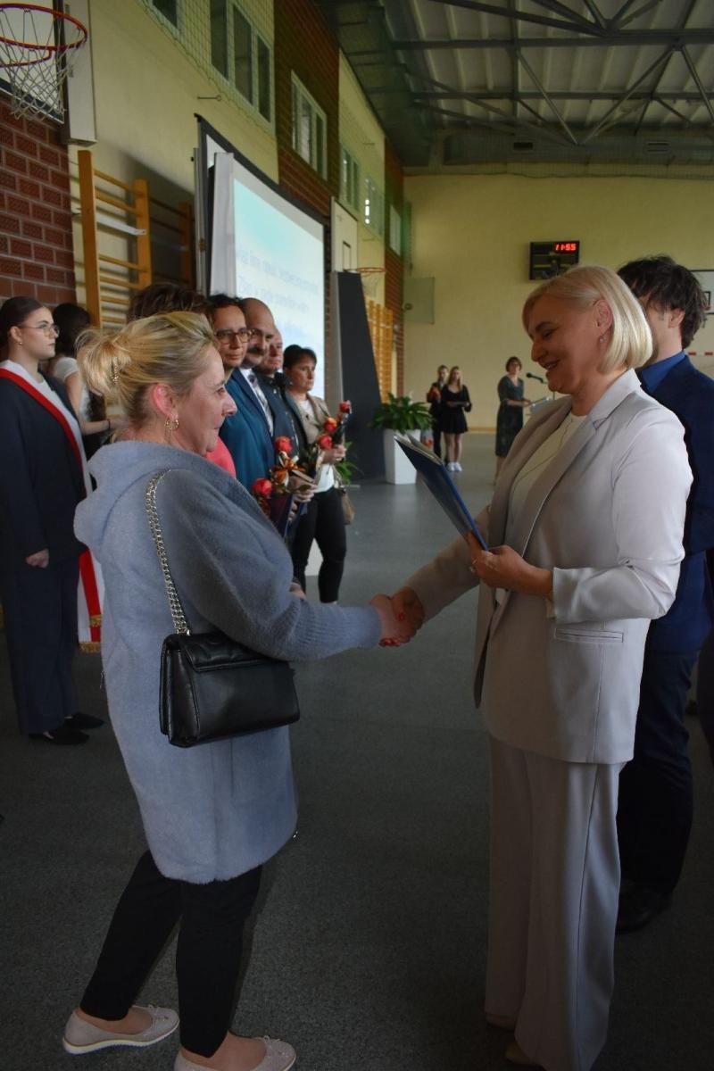 Zdjęcie w galerii na portalu naszwodzislaw.com: Maturzyści powiatowych szkół odebrali świadectwa [FOTO] wiadomości z regionu