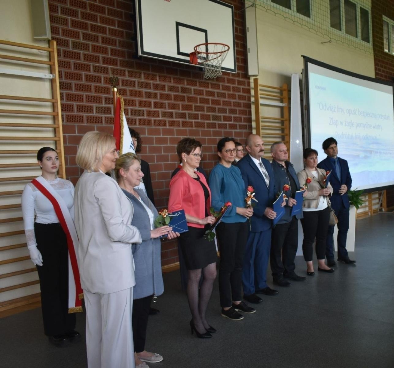 Zdjęcie w galerii na portalu naszwodzislaw.com: Maturzyści powiatowych szkół odebrali świadectwa [FOTO] wiadomości z regionu