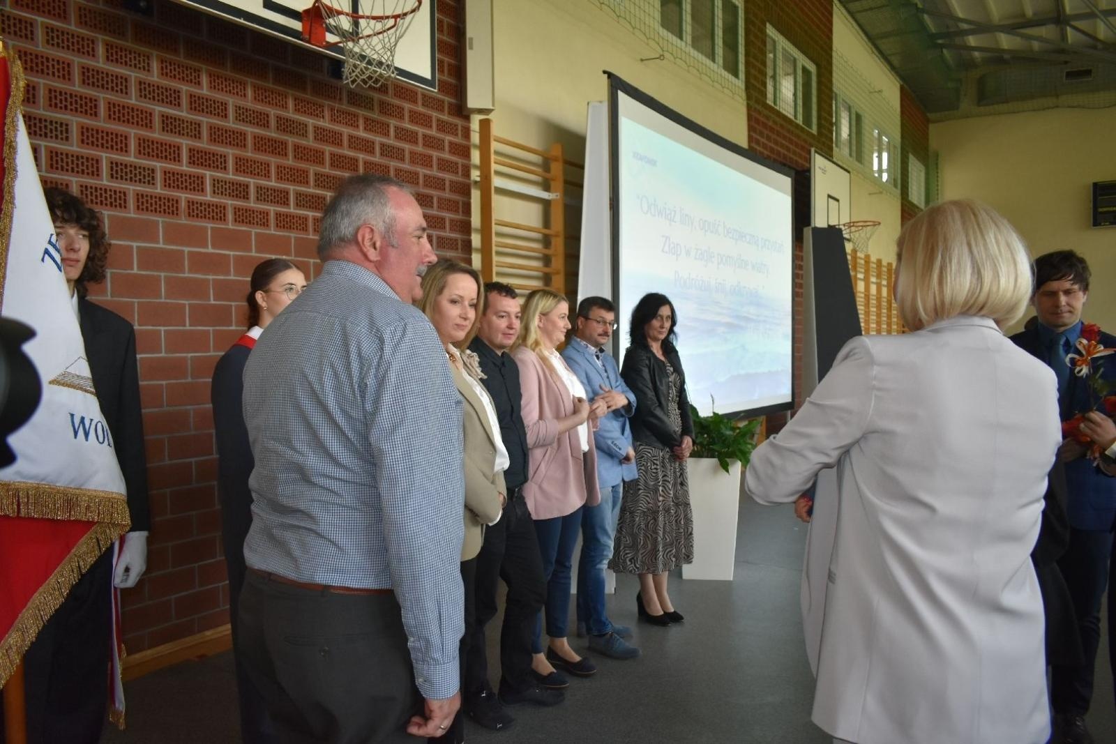 Zdjęcie w galerii na portalu naszwodzislaw.com: Maturzyści powiatowych szkół odebrali świadectwa [FOTO] wiadomości z regionu