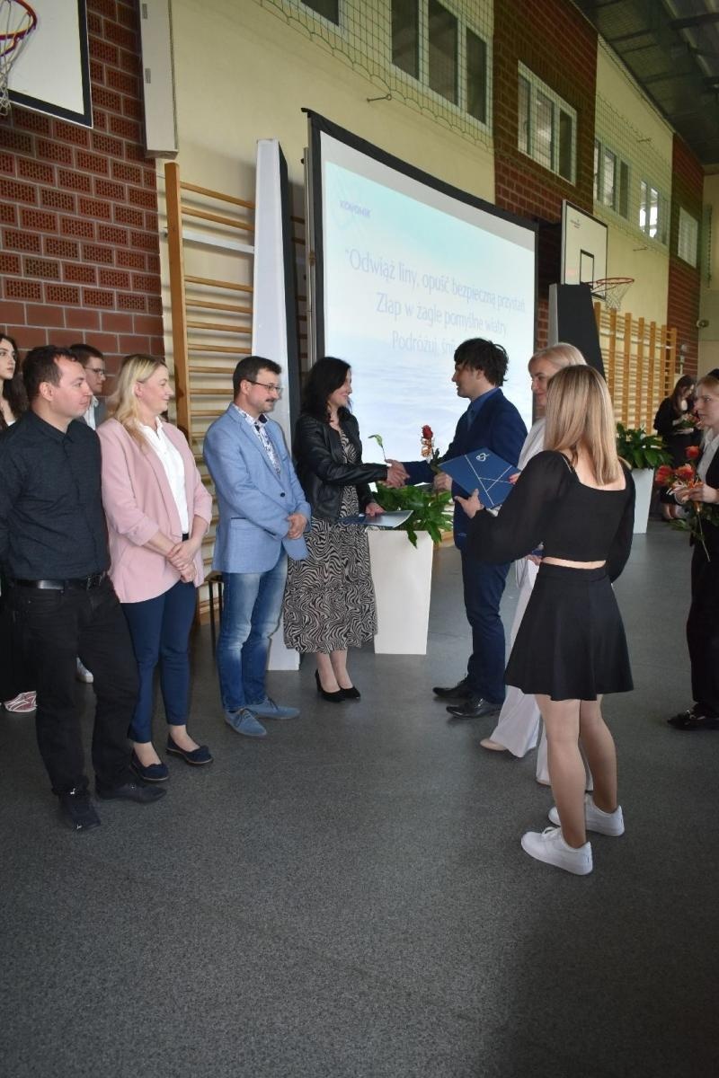 Zdjęcie w galerii na portalu naszwodzislaw.com: Maturzyści powiatowych szkół odebrali świadectwa [FOTO] wiadomości z regionu