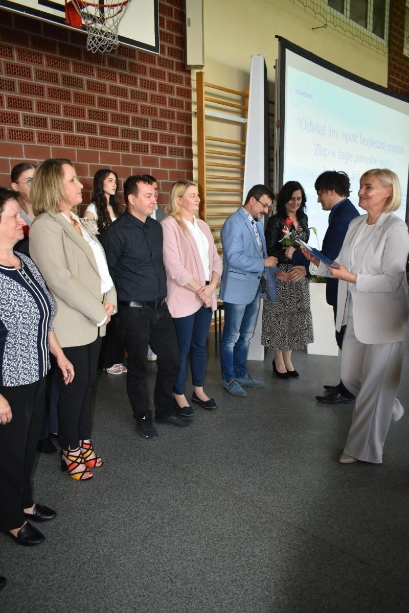 Zdjęcie w galerii na portalu naszwodzislaw.com: Maturzyści powiatowych szkół odebrali świadectwa [FOTO] wiadomości z regionu