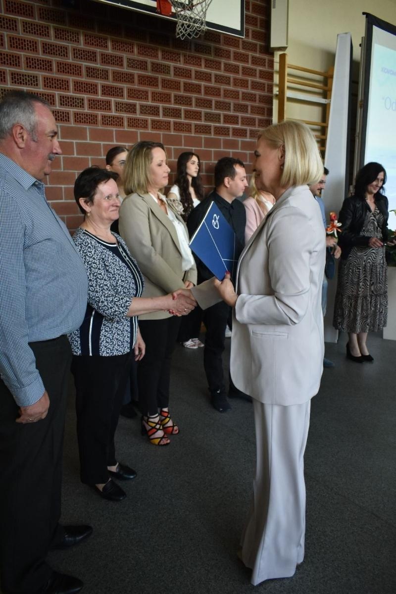 Zdjęcie w galerii na portalu naszwodzislaw.com: Maturzyści powiatowych szkół odebrali świadectwa [FOTO] wiadomości z regionu
