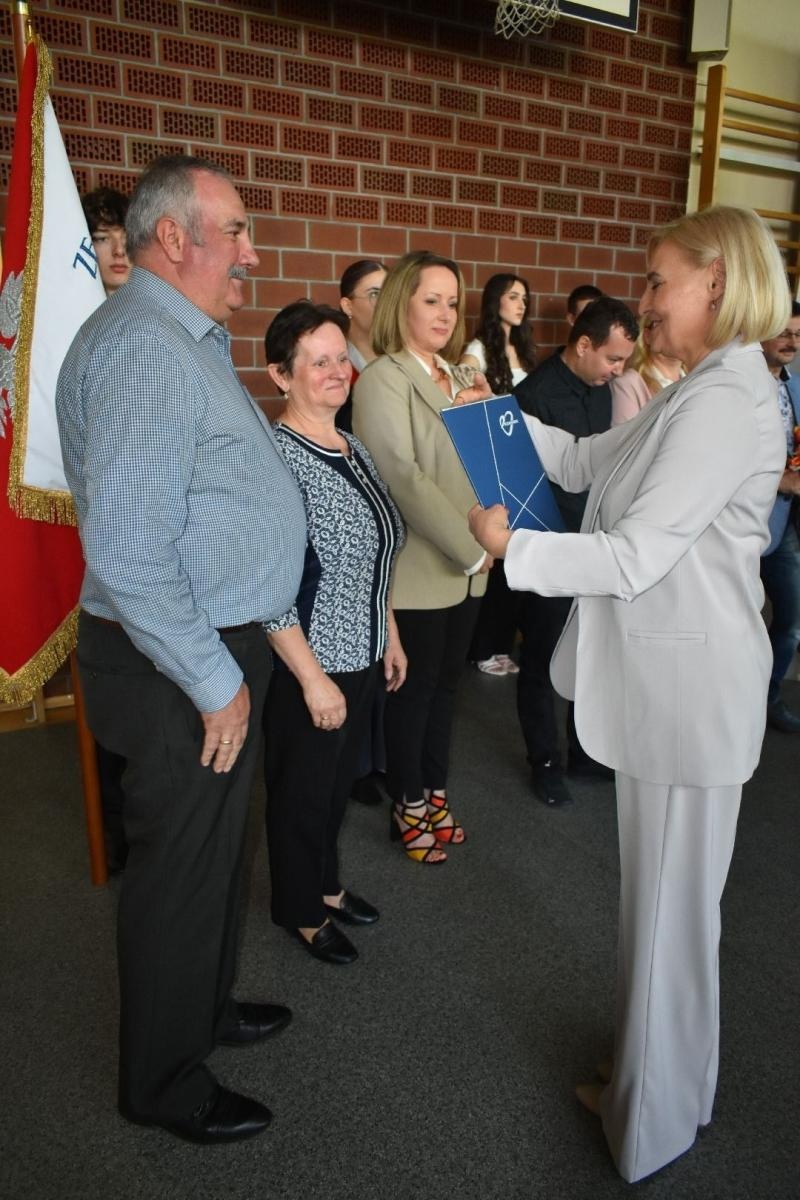 Zdjęcie w galerii na portalu naszwodzislaw.com: Maturzyści powiatowych szkół odebrali świadectwa [FOTO] wiadomości z regionu