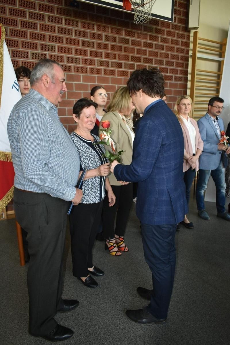 Zdjęcie w galerii na portalu naszwodzislaw.com: Maturzyści powiatowych szkół odebrali świadectwa [FOTO] wiadomości z regionu