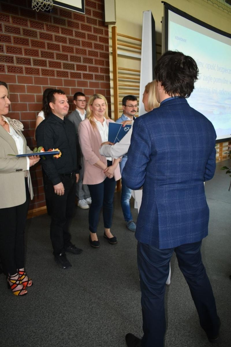 Zdjęcie w galerii na portalu naszwodzislaw.com: Maturzyści powiatowych szkół odebrali świadectwa [FOTO] wiadomości z regionu