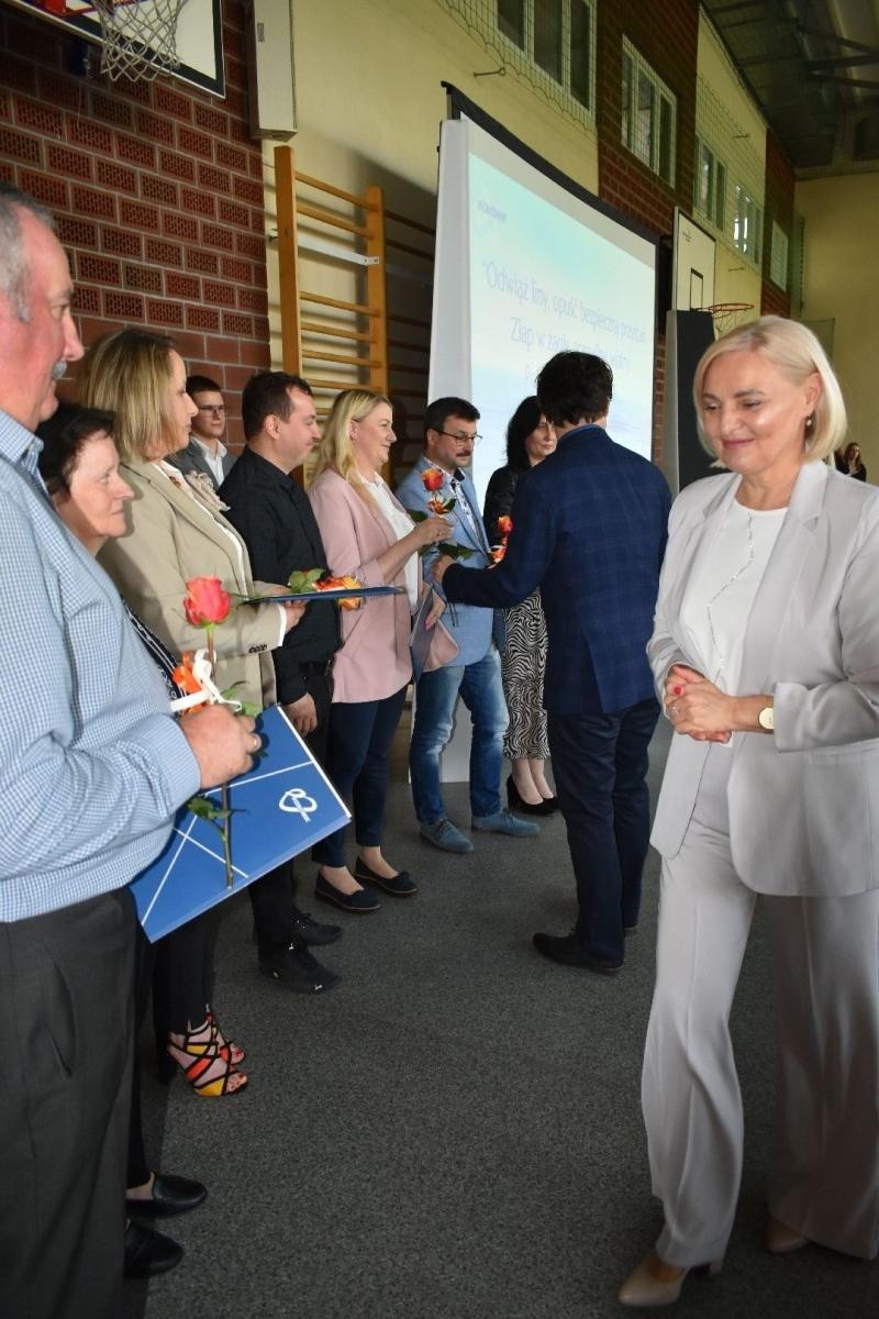 Zdjęcie w galerii na portalu naszwodzislaw.com: Maturzyści powiatowych szkół odebrali świadectwa [FOTO] wiadomości z regionu