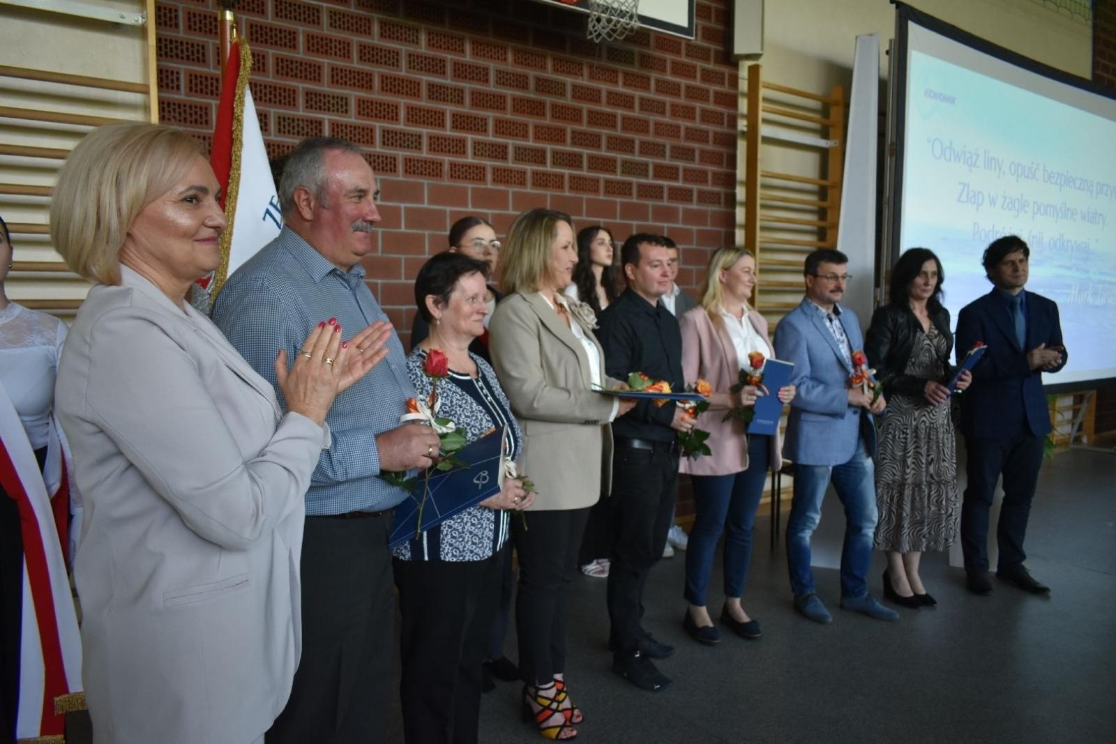 Zdjęcie w galerii na portalu naszwodzislaw.com: Maturzyści powiatowych szkół odebrali świadectwa [FOTO] wiadomości z regionu