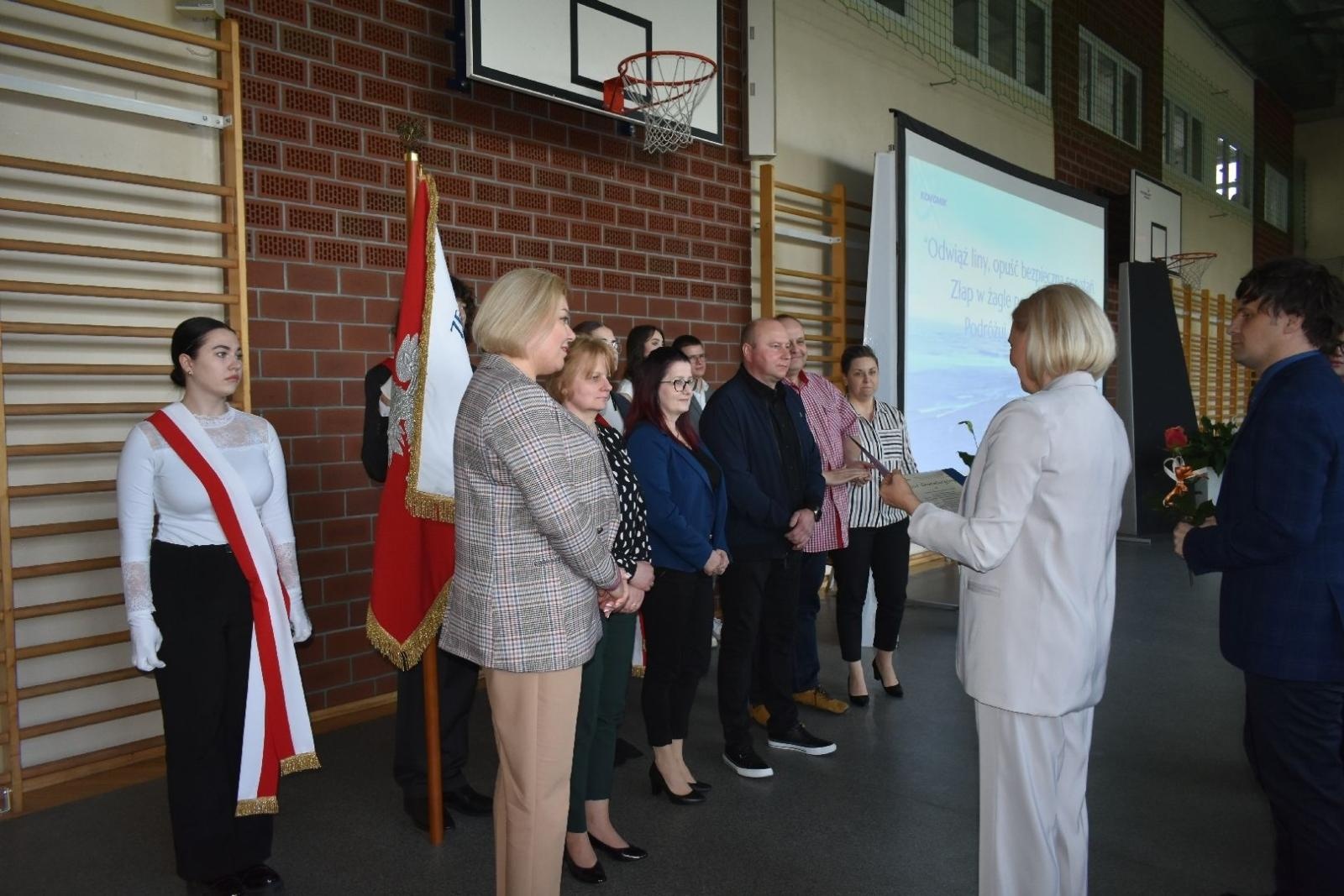 Zdjęcie w galerii na portalu naszwodzislaw.com: Maturzyści powiatowych szkół odebrali świadectwa [FOTO] wiadomości z regionu