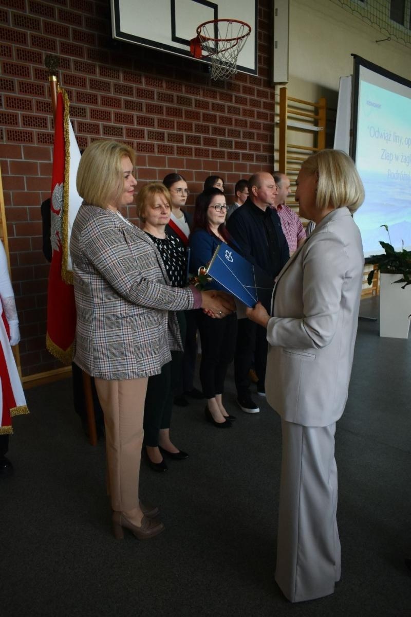 Zdjęcie w galerii na portalu naszwodzislaw.com: Maturzyści powiatowych szkół odebrali świadectwa [FOTO] wiadomości z regionu